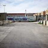 Via Oreste Pietro sfocia da un parte su via Brigata Regina, l� dove � iniziato il nostro viaggio, mentre dall�altra si affaccia sul retro del mercato comunale, da cui � diviso da un muro in pietra ricoperto di graffiti e da una cancellata in ferro